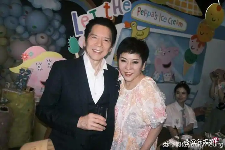 她与丈夫挺过婚变风波,深获公婆向华强和陈岚疼爱,公公更在宴会上当众