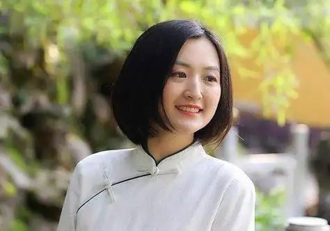 圆脸女士偏分斜刘海短直发发型