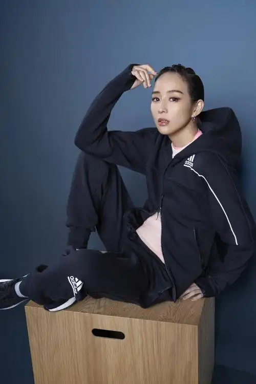 > 张钧甯红色眼影酷美运动装写真图片(1/4)