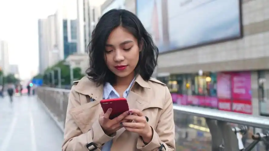 成都街头看手机的美女年轻漂亮视频素材画面1