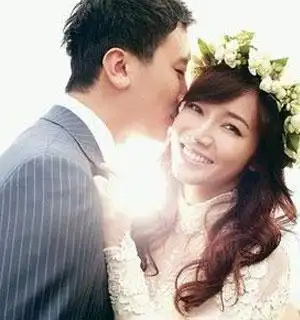 侯佩岑婚礼花费380万 20名保安5克拉钻戒(图)