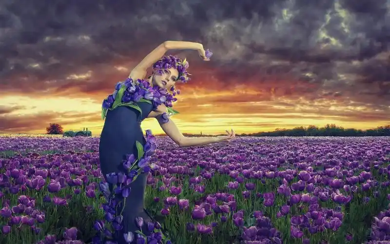 女孩在花园里,紫色的郁金香花 壁纸 - 1280x800