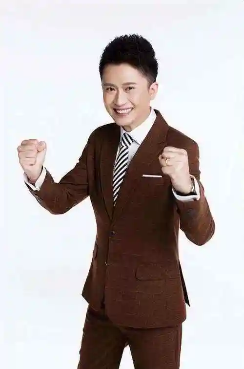 事实证明42岁的央视名嘴杨帆已经走上了另一条人生大道