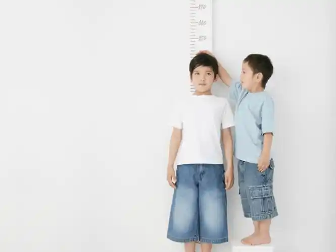 师生"最萌身高差"走红,气质再拿捏也很搞笑,网友:踩上板凳