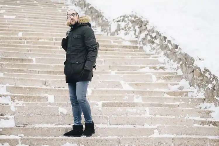 高兴,男青年,胡须,侧面,魅力,站立,冬天,城市,玻璃,外套,帽子,彩色