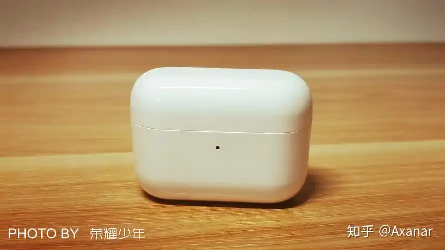 earbuds x1底部平面可以让耳机盒轻松的立在桌面上,避免耳机的随意