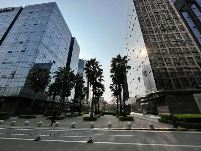 绿地中央广场带电梯精装好房南北通透临地铁交通便利