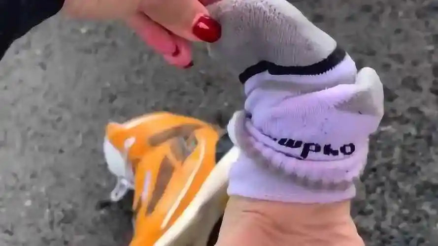 打完球之后的袜子,美女这是尿裤子了吗,怎么会这么多水?