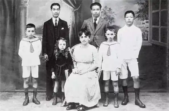 去世,母亲重男轻女,16岁成为中国富二代的情人|爱情|李云泰_网易订阅