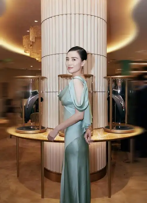 宋佳出席某品牌活动绿色丝质礼服裙尽显优雅性感之美