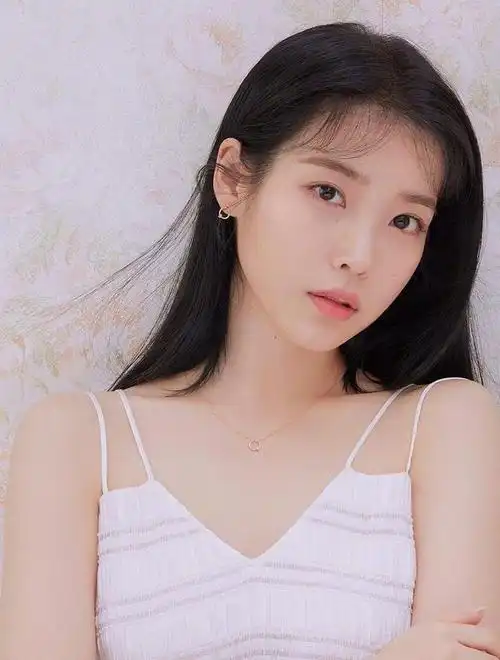 韩国美女iu李知恩,粉嫩梅花妆写真,甜美又减龄