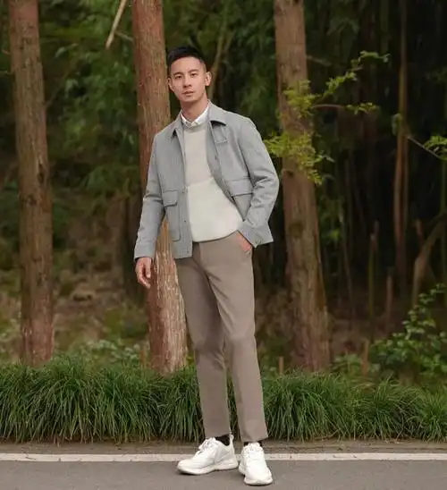 男人到了中年,尽量少穿这4种"老头色",看着显老又有油腻感