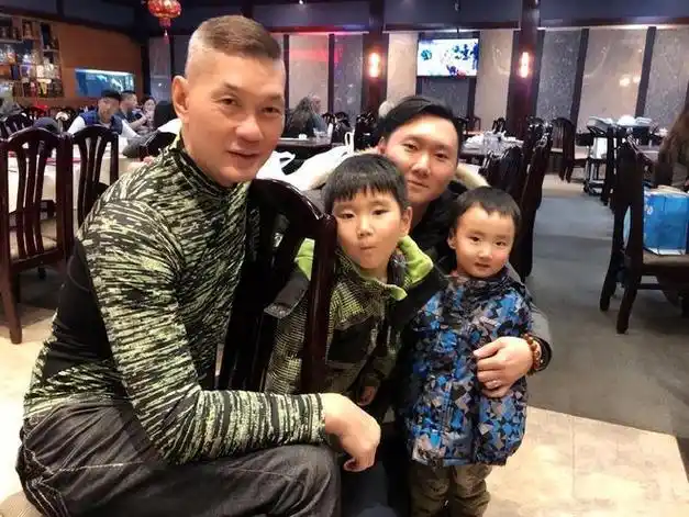 65岁周比利晒上身半裸照所有肌群非常明显背阔肌如两个大疙瘩