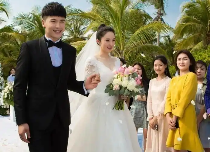 2011年,董璇和高云翔斥资256万在北京举办了一场盛大的婚礼.