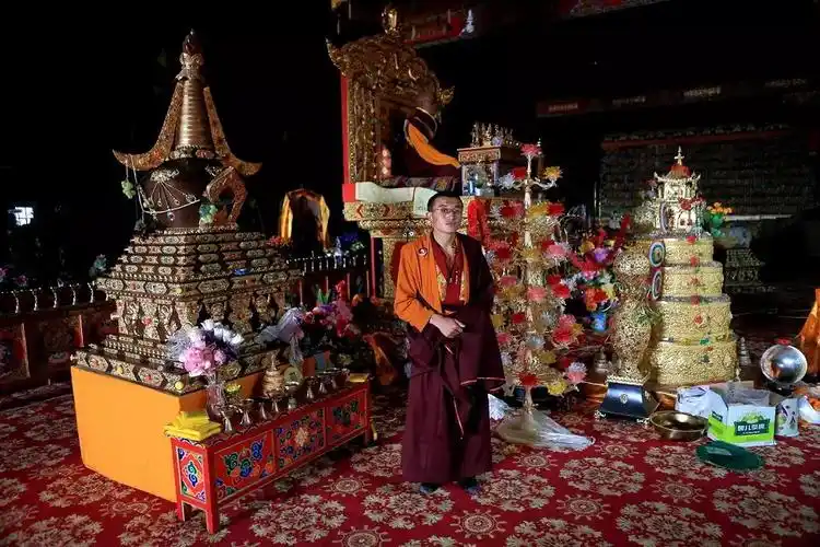 这个活佛只是塑像,栩栩如生,应该是亚青寺的老活佛了.