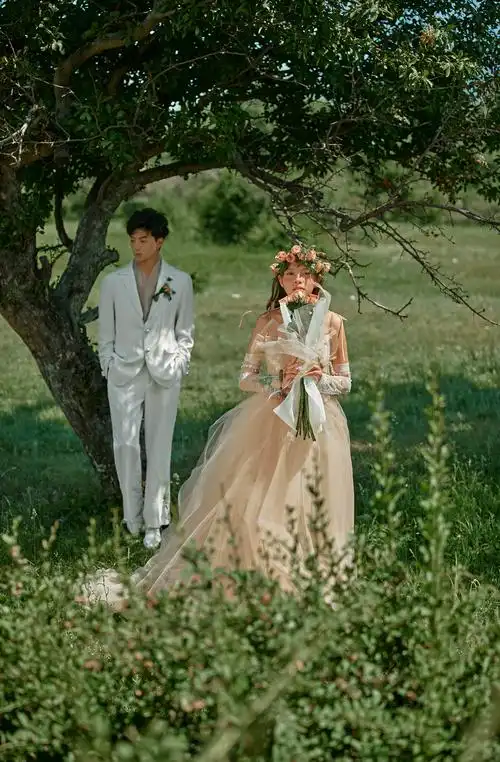 简明的婚纱摄影作品《静谧森林》