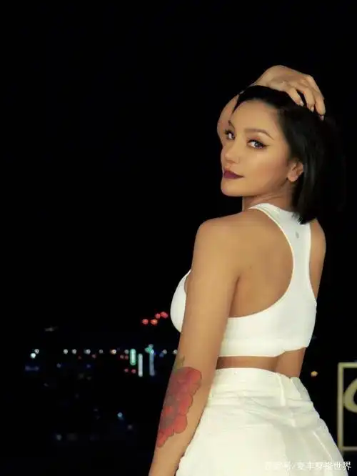 江映蓉这身材堪比健美运动员,白色背心配喇叭裤,比例太好了