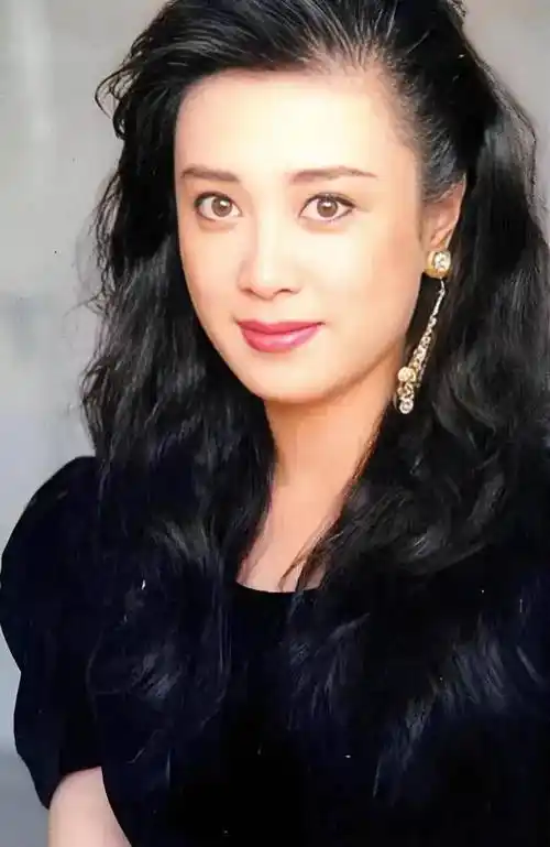 傅艺伟:两婚两离,52岁自毁前程,儿子离世成她一生的痛