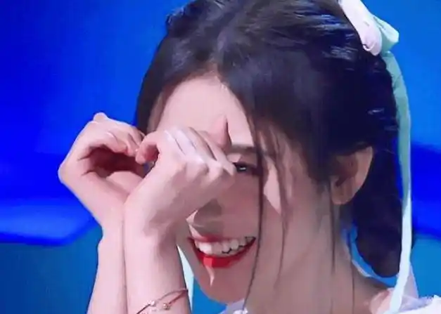 明星们的比心方式太特殊!