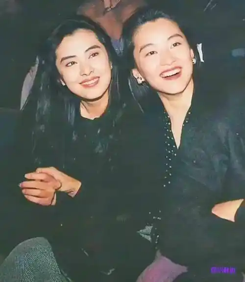 曾经的好闺蜜,后来却没再见面……一组王祖贤与林青霞的罕见合影_合作