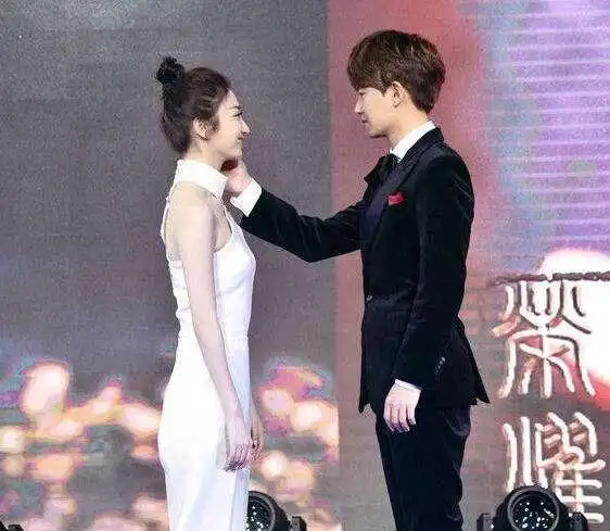 在某电视剧的发布会现场景甜竟然和一神秘男子大玩亲吻游戏!