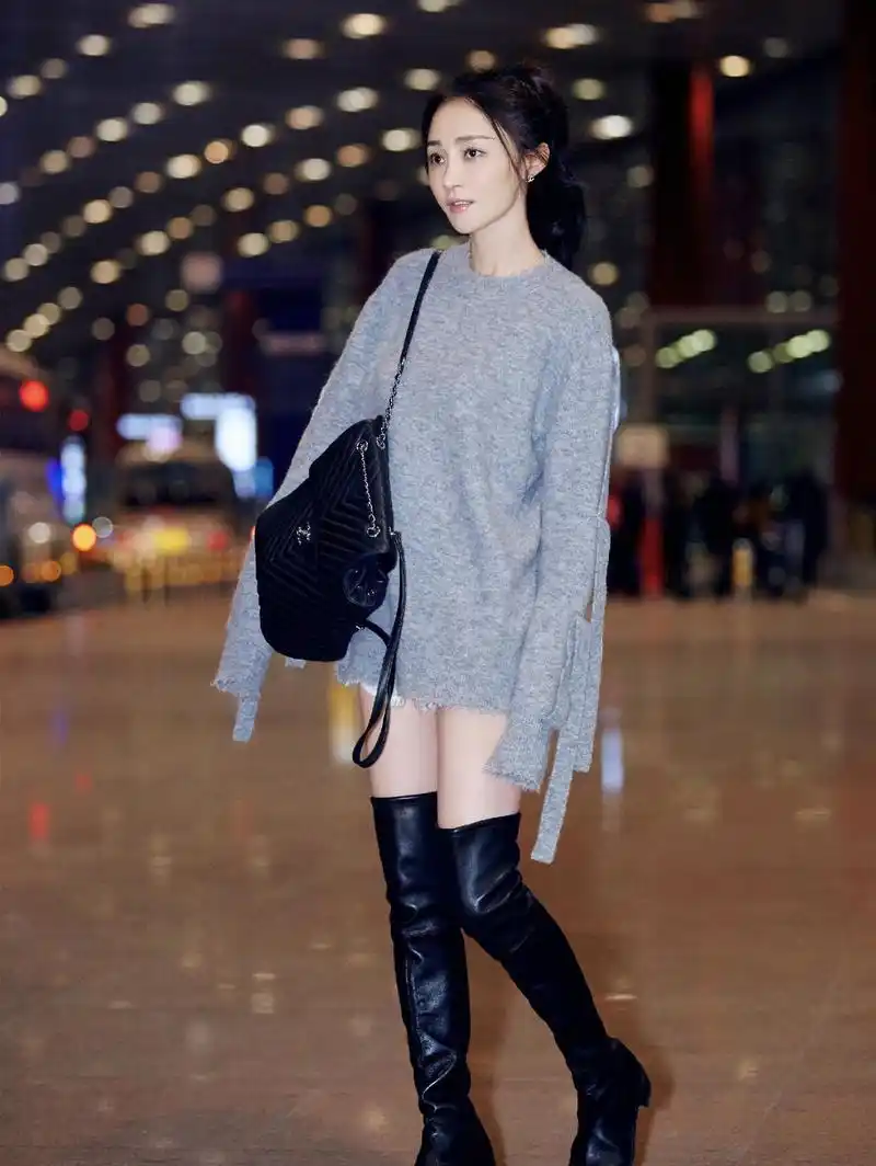 姚笛在灰色上衣下面搭配了短款的牛仔裤,更有性感的魅力,秀出女性的