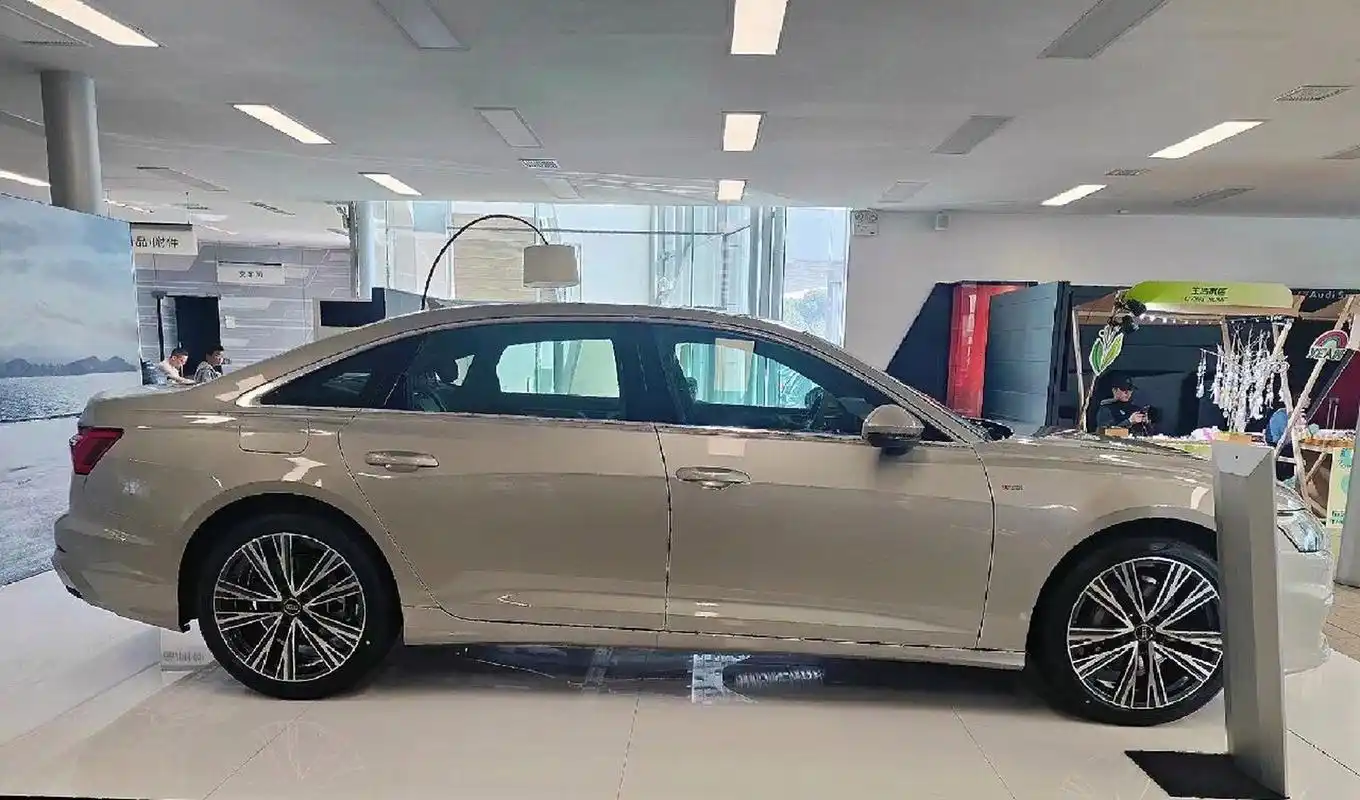 奥迪a6l 你喜欢什么颜色  白金色的奥迪a6l 你中意咩