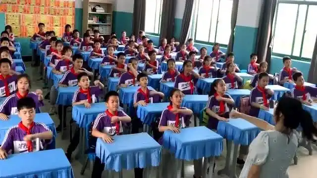 少年强则中国强,全班师生表演手势舞《精忠报国》,场面不要太震撼!