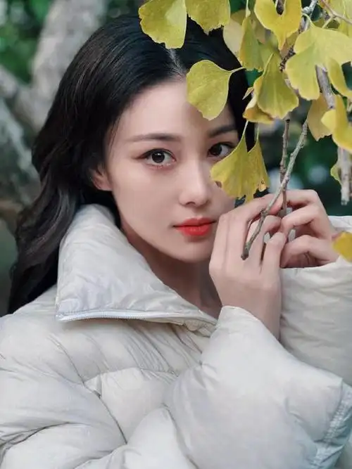 张馨予海边拍摄写真,45度角仰望天空,如仙女般的美,融入海天里_网易