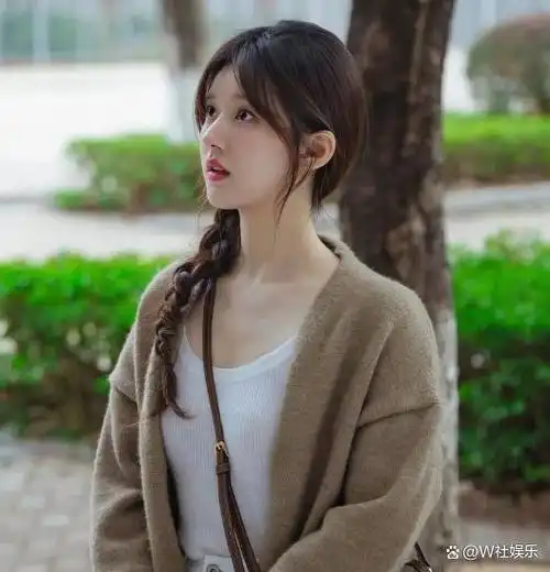 其中,赵露思饰演的「桑稚」一角,从穿搭到发型通通被誉为「最好复制的