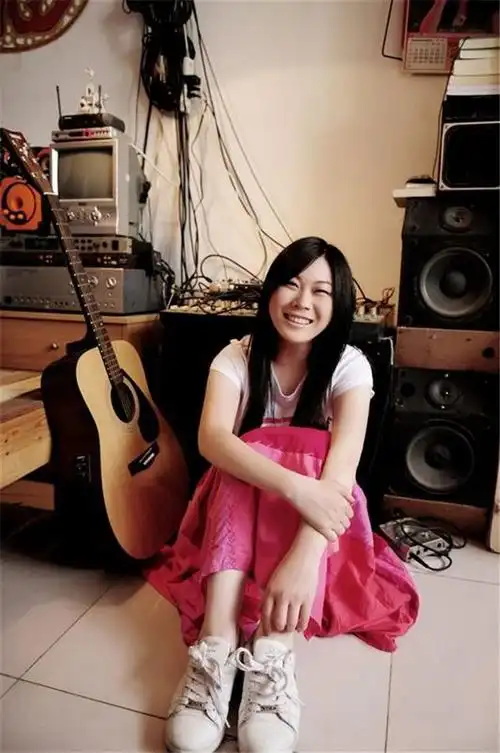 西单女孩曾经靠一把吉他走红网络如今靠一管牙膏走向全球