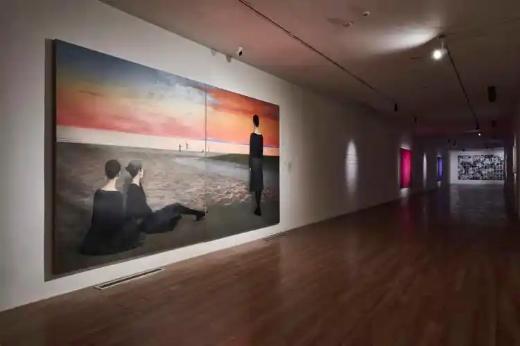 "含蓄的超现实主义"