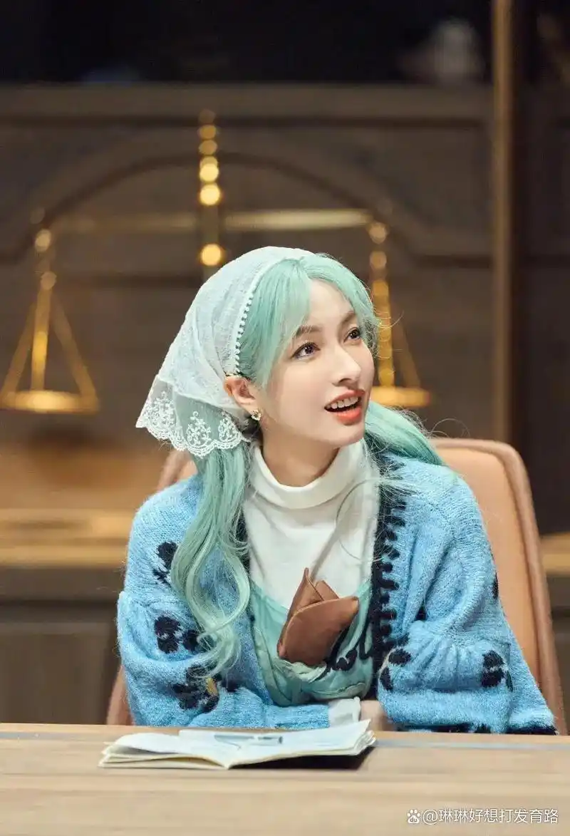 吴昕大侦探造型,绿长发大波浪 同色系雪纺花边裙,宛若绿色精灵