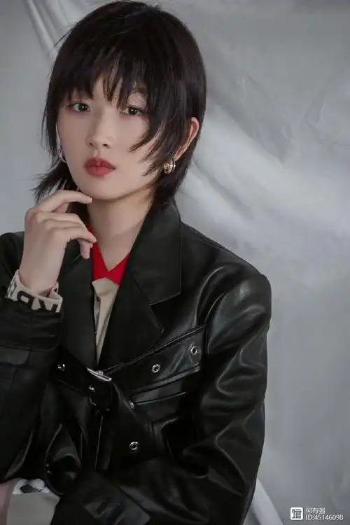 周冬雨换发型后颜值飙升,仅剪一款短发造型气场全开,土妞变女神