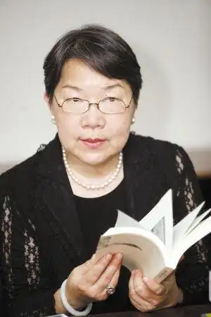 《新闻晚高峰》报道,台湾著名的女诗人席慕容带着她最新的诗集《以诗