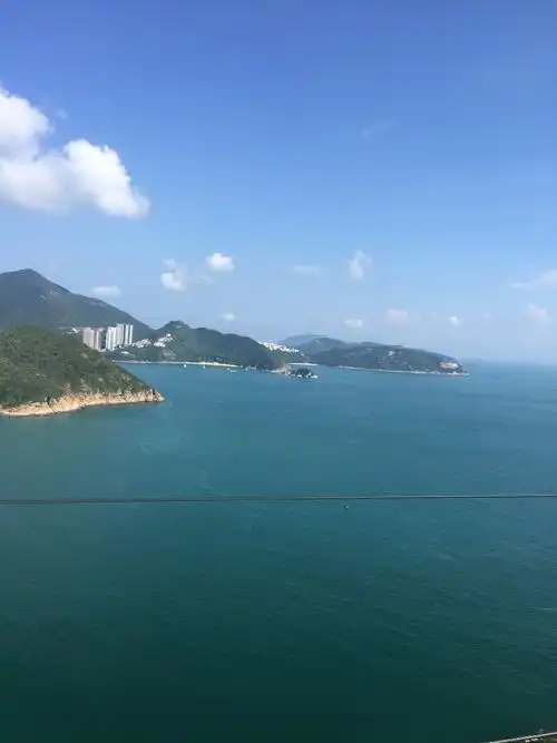 坐在览车上可以看见浅水湾,水里真是蓝.