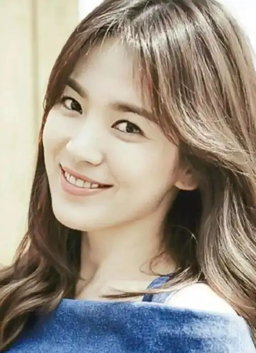 正三角脸型最流行的龙须刘海属于你"正三角脸,也就是上窄下宽,这样的