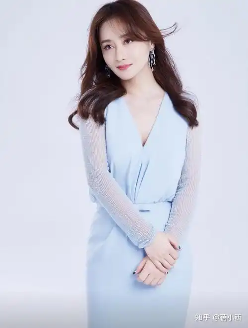 陈德容完全不像74年的人喝下午茶穿得粉嫩减龄看着像大学生