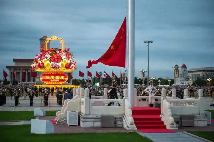 某旅 驻守在海拔4800米的任务分队官兵 组织升国旗仪式庆祝国庆节到来