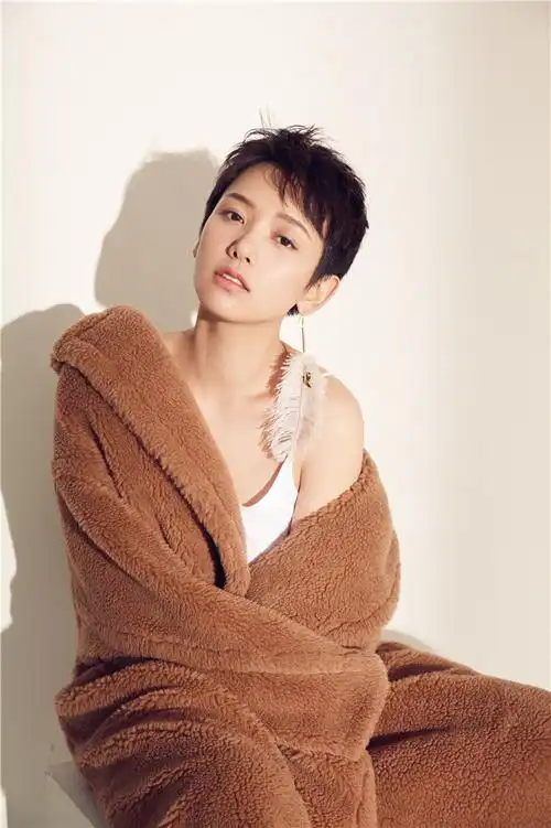 泰迪熊外套温暖人心李晓峰性感微露