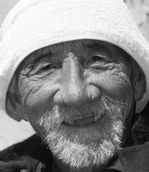 脸上刻着沧桑印记的山沟儿农村老人