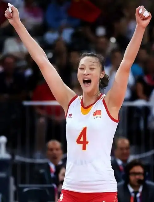 2003年,惠若琪升初一,同时在队内脱颖而出,成为主攻手.