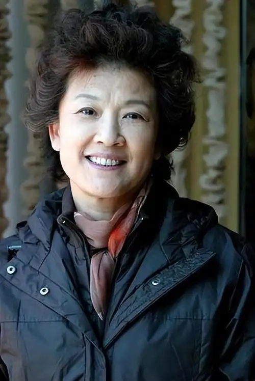 回顾戏骨宋春丽为事业放弃生育61岁终于当上母亲弥补了遗憾