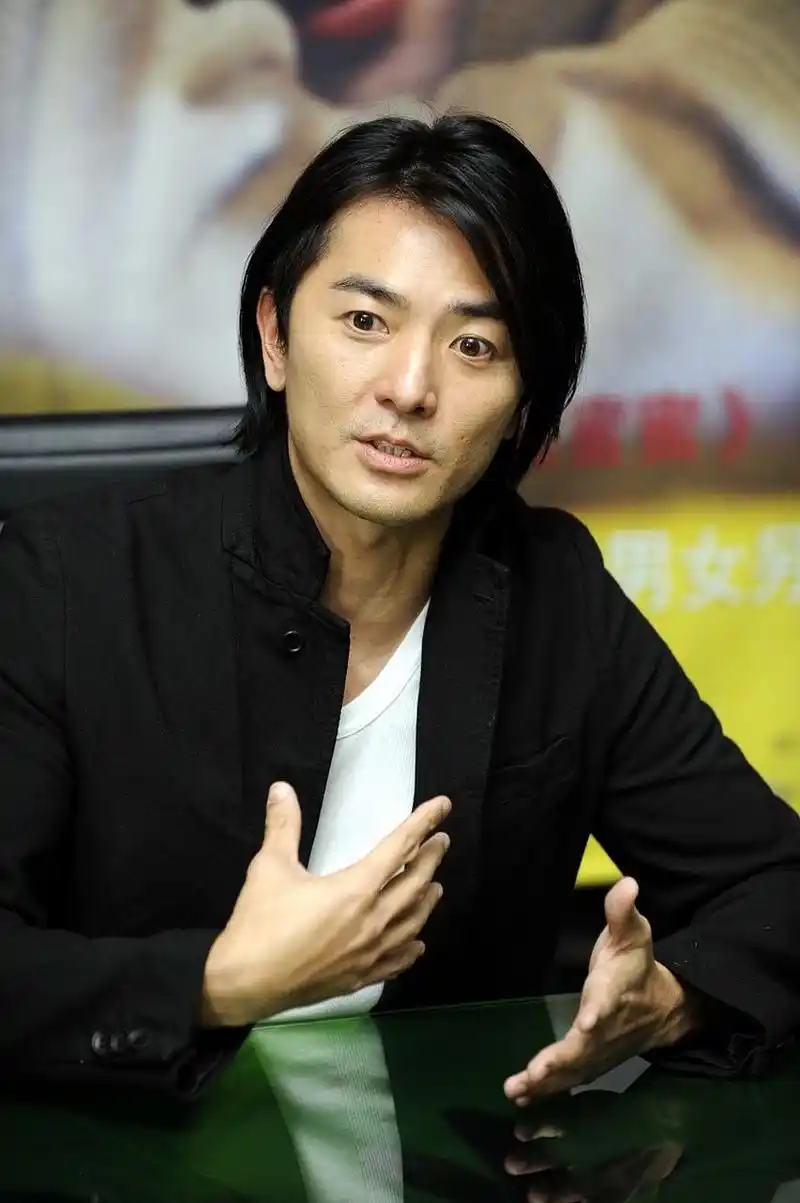 郑伊健在巅峰时期在香港娱乐圈是什么地位,能与刘德华齐名吗?