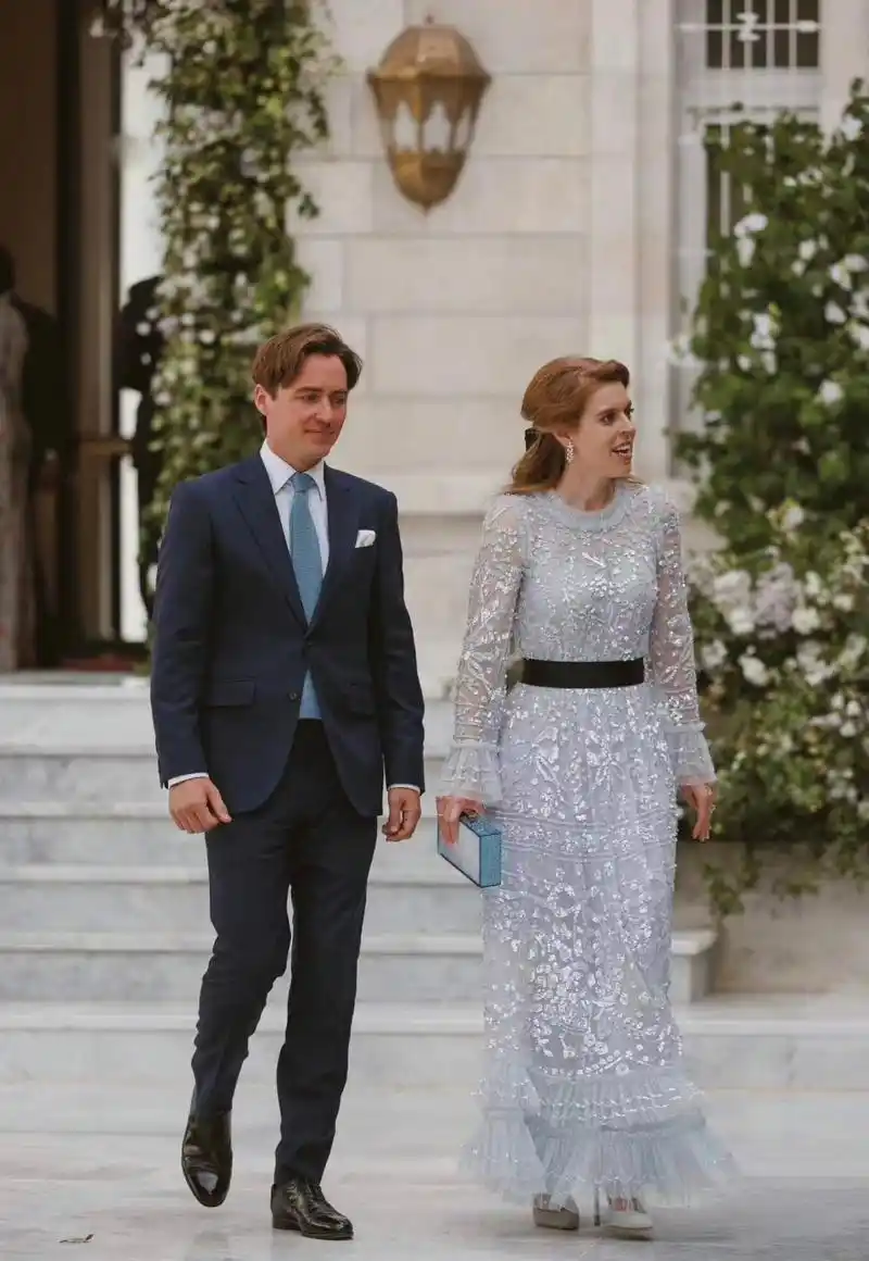 约克比阿特丽斯公主这次的两件衣服都很不错,她终于改变了风格,做出了