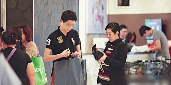 关淑怡第三次宣布退圈曾与不丹活佛秘密产子18岁儿子高大帅气