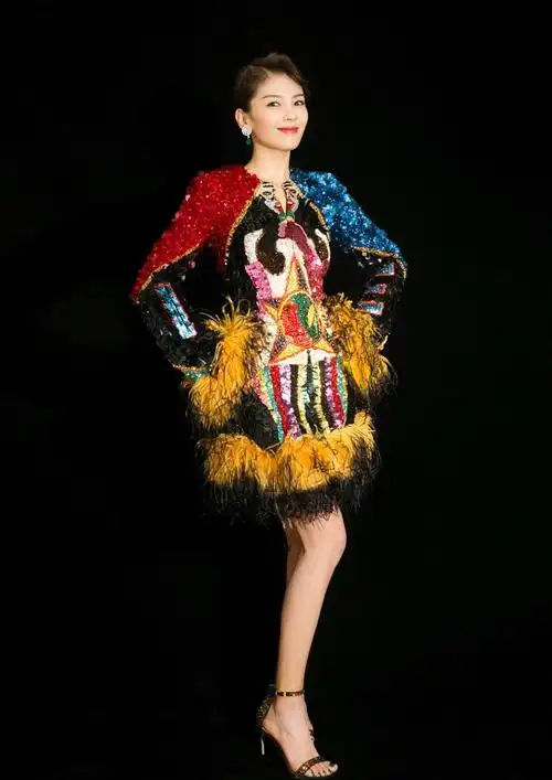 刘涛万花筒连衣裙解锁新风格 女人味十足!