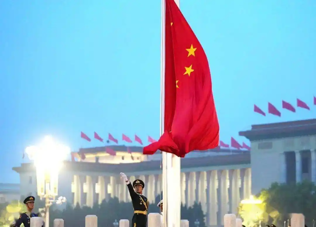 奏国歌升国旗国旗护卫队齐步走来!