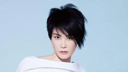 52岁王菲晒近照 短发灵动小肚腩突出