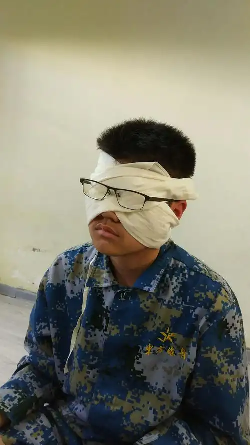 双眼已经包扎成这样,居然还要佩戴眼睛!